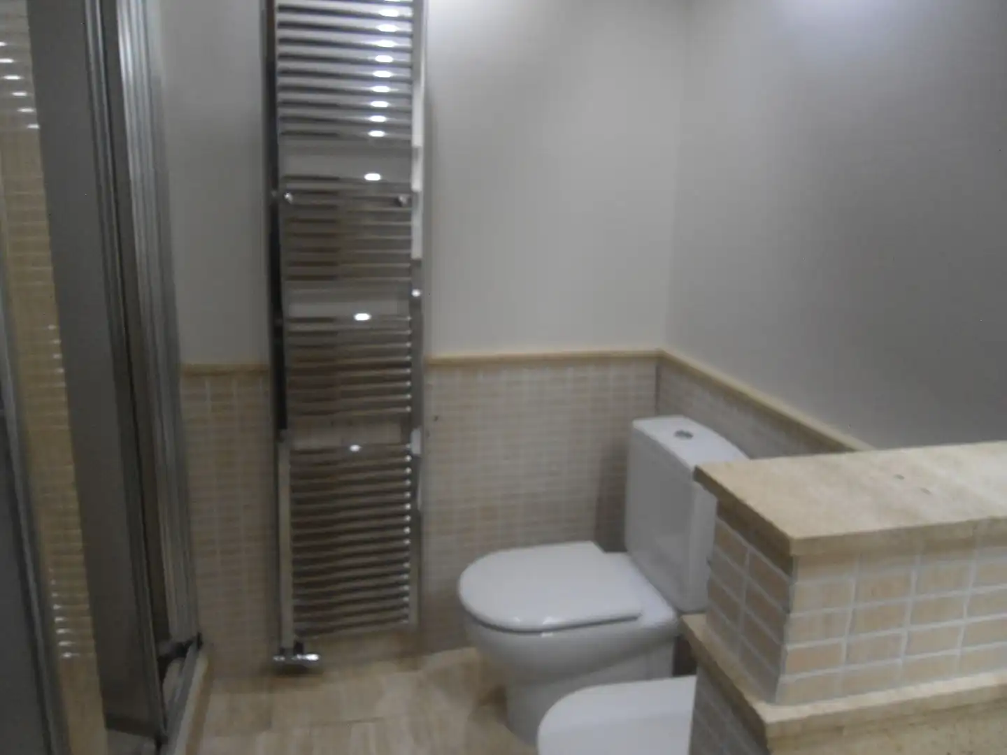 Baño de Apartamento de alquiler en Lleida con Aire acondicionado, Calefacción y Parquet
