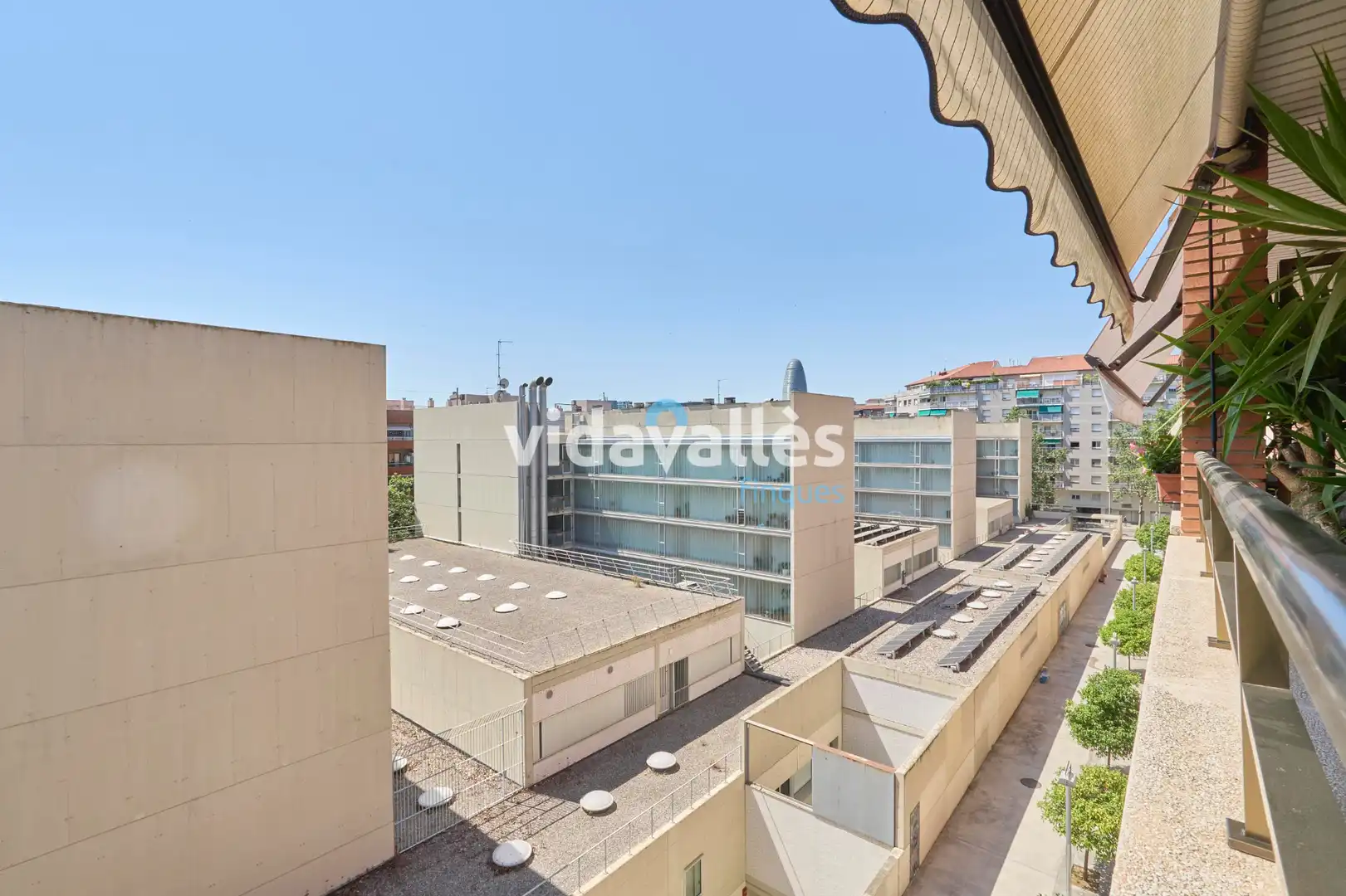 Außenansicht von Wohnung zum Verkauf in Barcelona mit Klimaanlage, Heizung und Terrasse