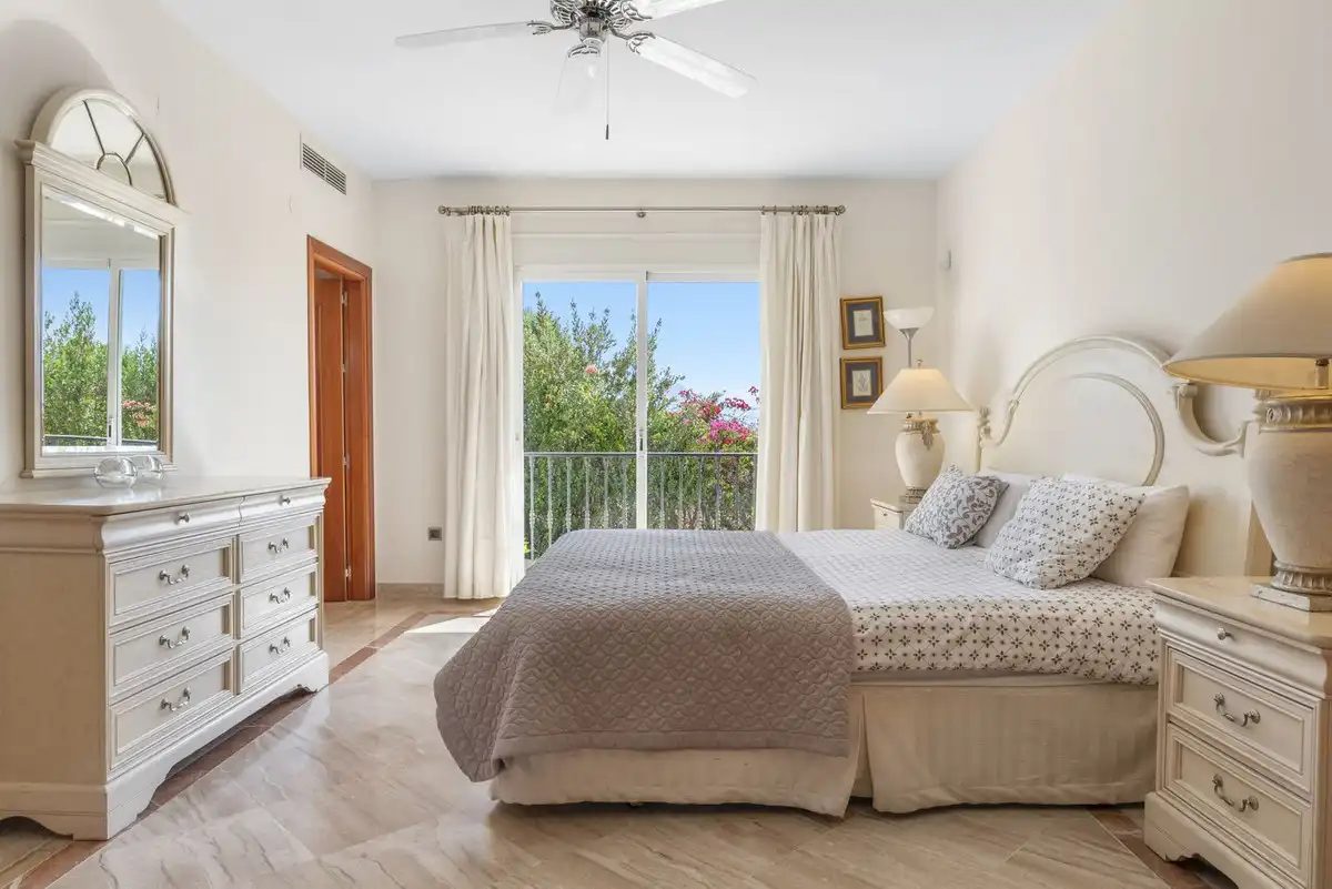 Dormitori de Casa o xalet en venda en Benahavís amb Aire condicionat, Jardí privat i Terrassa