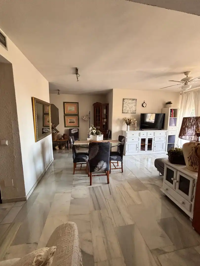 Menjador de Apartament en venda en Marbella amb Aire condicionat, Terrassa i Moblat