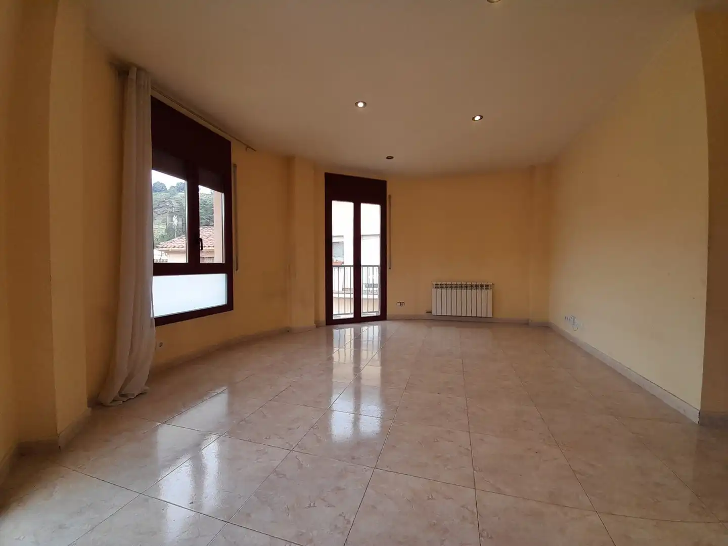 Sala de estar de Piso en venta en Olot con Calefacción, Trastero y Balcón