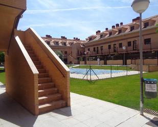 Jardí de Dúplex de lloguer en Fuente El Saz de Jarama amb Traster, Piscina i Rentadora