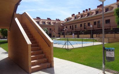 Jardí de Dúplex de lloguer en Fuente El Saz de Jarama amb Traster, Piscina i Rentadora