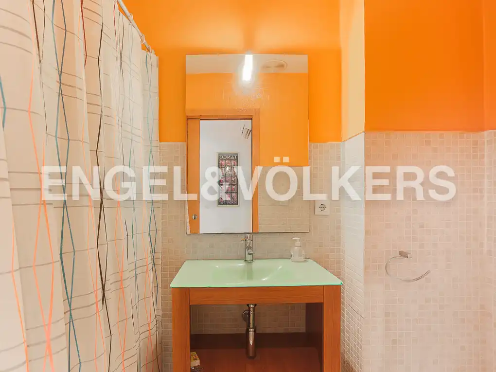 Badezimmer von Wohnung zur Miete in Valencia mit Klimaanlage, Heizung und Parkett