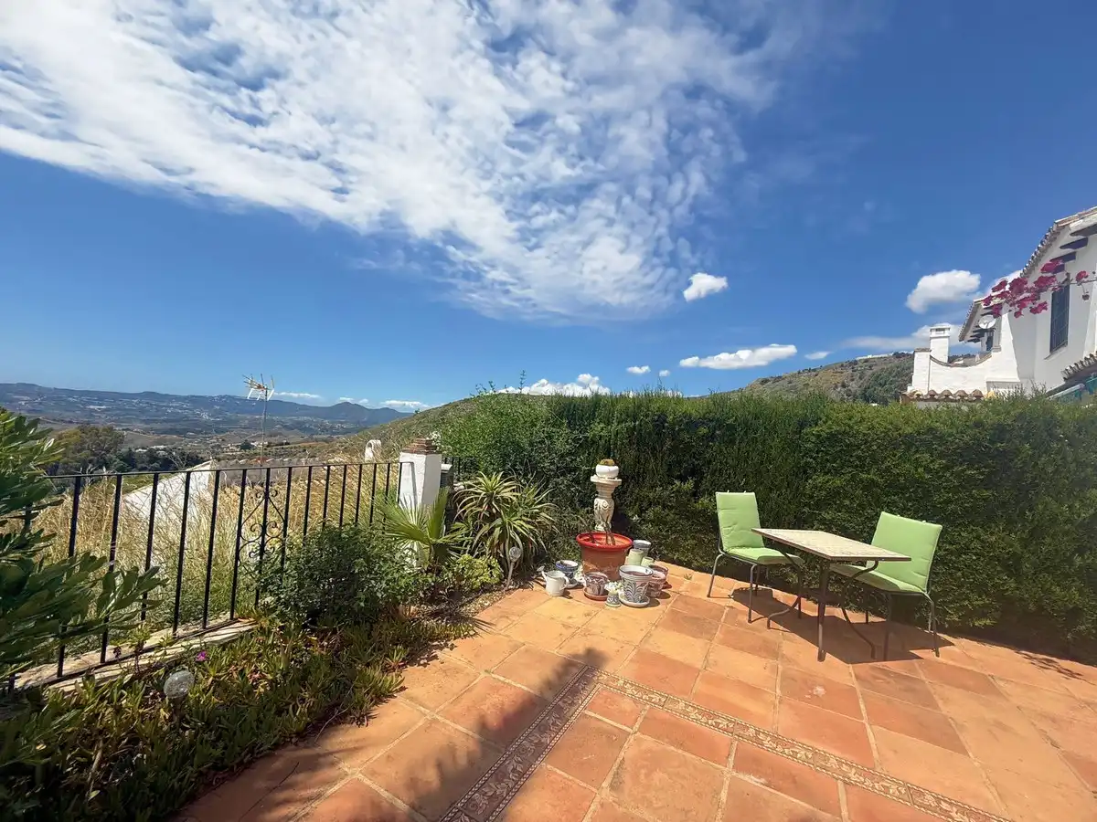 Terrasse von Einfamilien-Reihenhaus zum Verkauf in Mijas mit Klimaanlage, Privatgarten und Terrasse