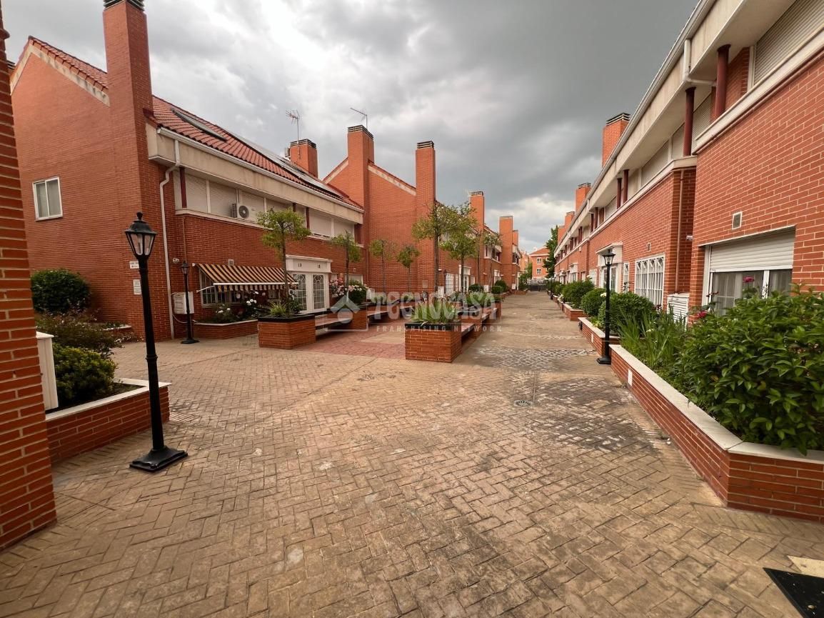 Exterior view of Single-family semi-detached for sale in Alcalá de Henares  with Air Conditioner, Heating and Private garden