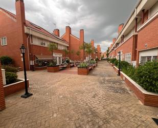 Vista exterior de Casa adosada en venda en Alcalá de Henares amb Aire condicionat, Calefacció i Jardí privat