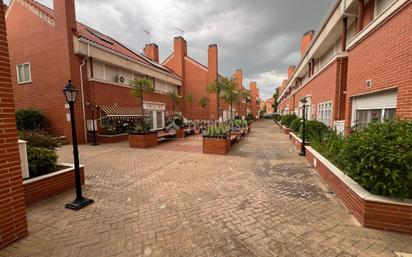 Vista exterior de Casa adosada en venda en Alcalá de Henares amb Aire condicionat, Calefacció i Jardí privat