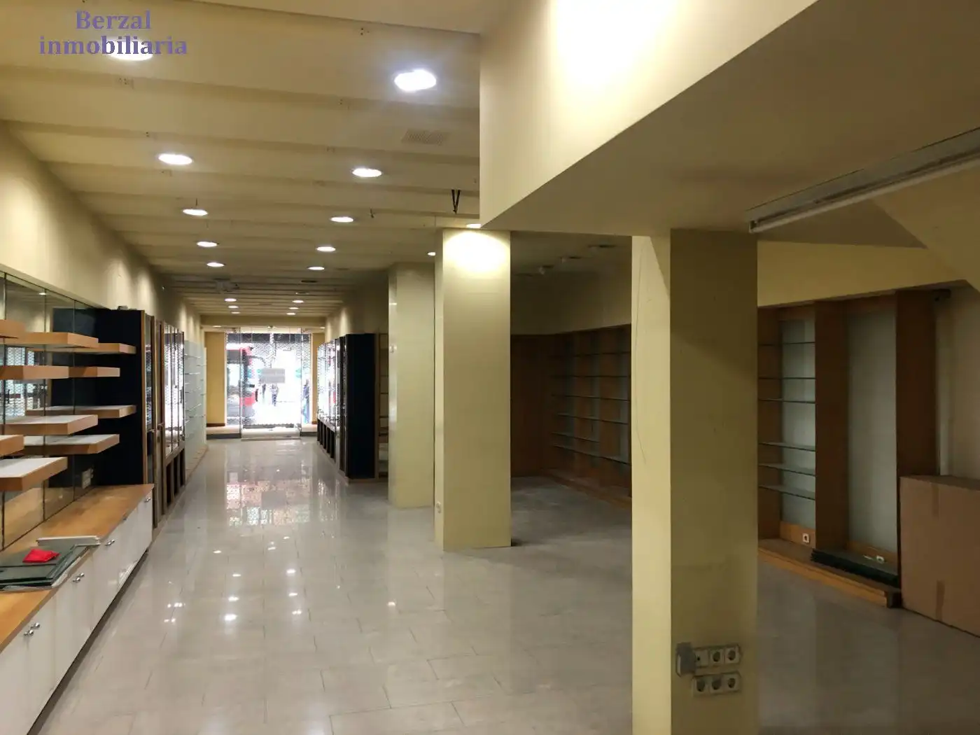 Local comercial de lloguer a Calle Vara de Rey, imagen 2