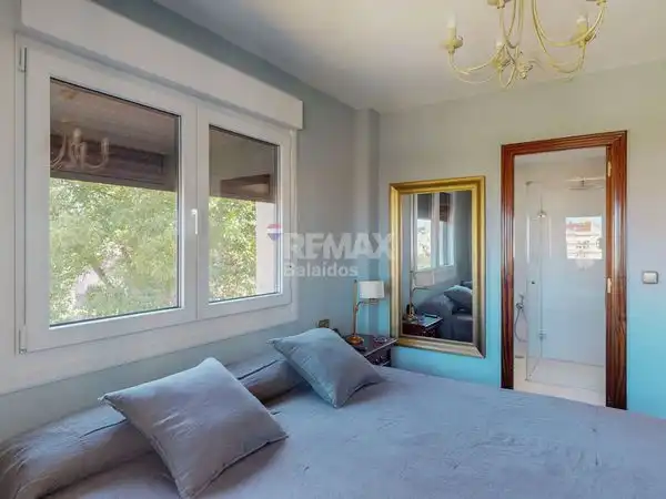 Dormitori de Casa o xalet en venda en Vigo  amb Calefacció, Jardí privat i Parquet