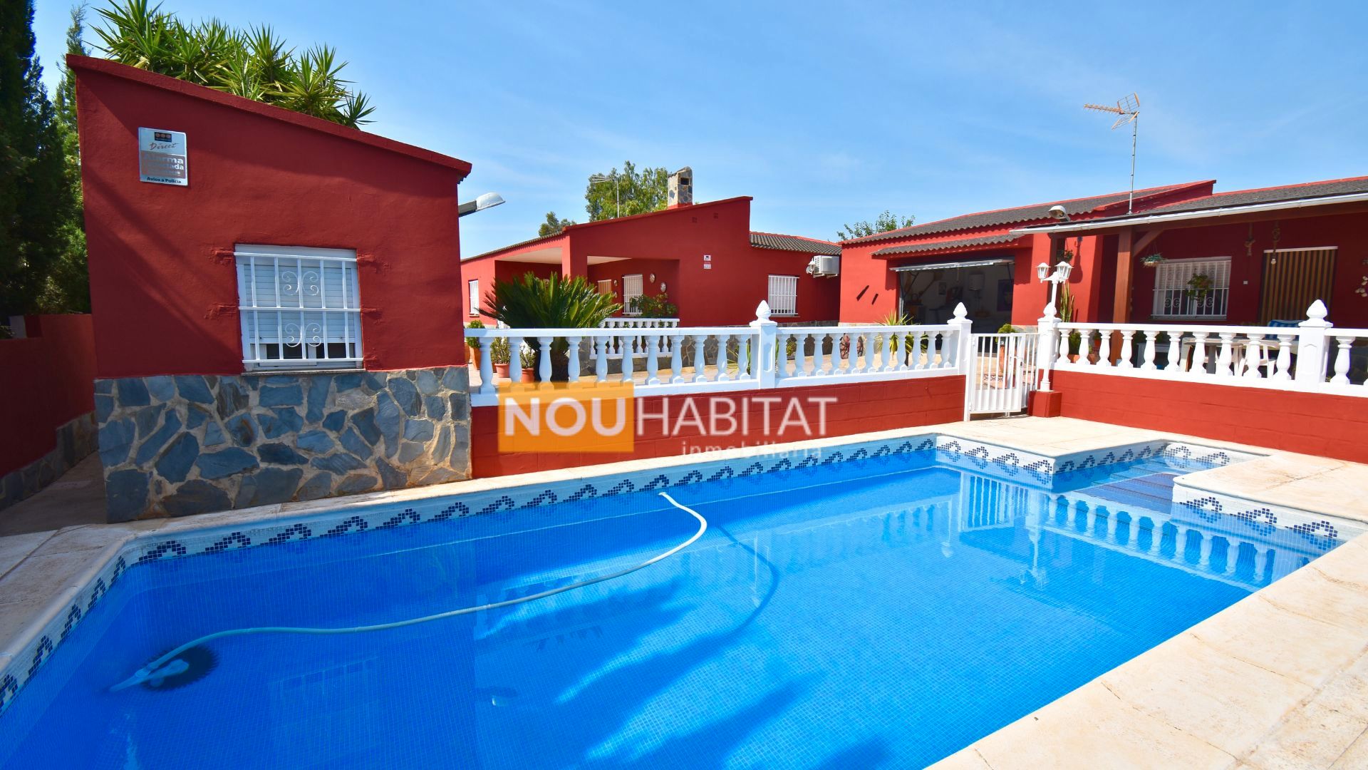 Vista exterior de Casa o xalet en venda en Montroy amb Aire condicionat, Jardí privat i Terrassa