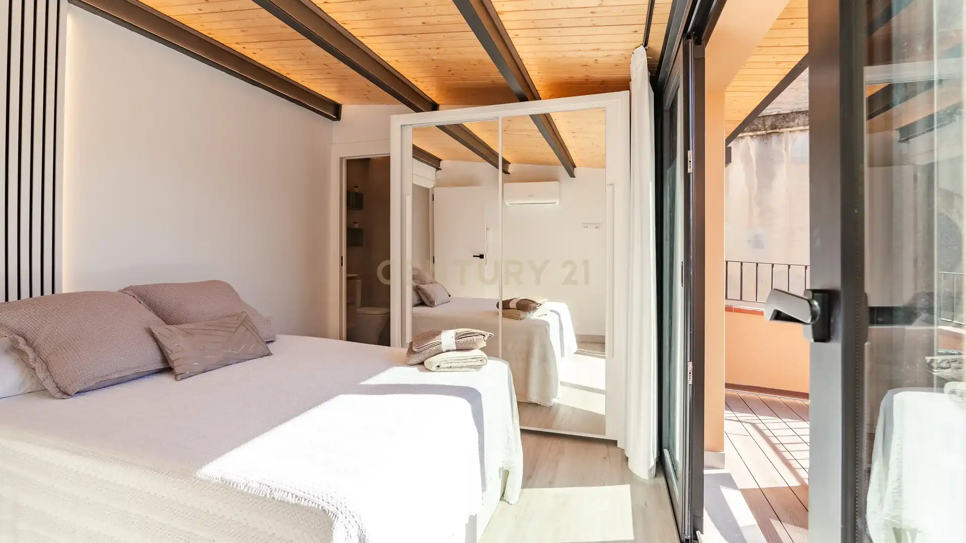 Bedroom of Houses for sale in Vilanova i la Geltrú  with Air Conditioner and Alarm