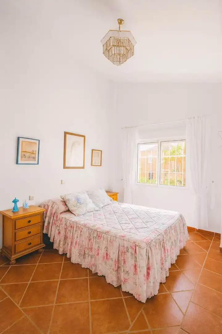 Dormitori de Casa adosada en venda en Estepona amb Aire condicionat, Terrassa i Internet