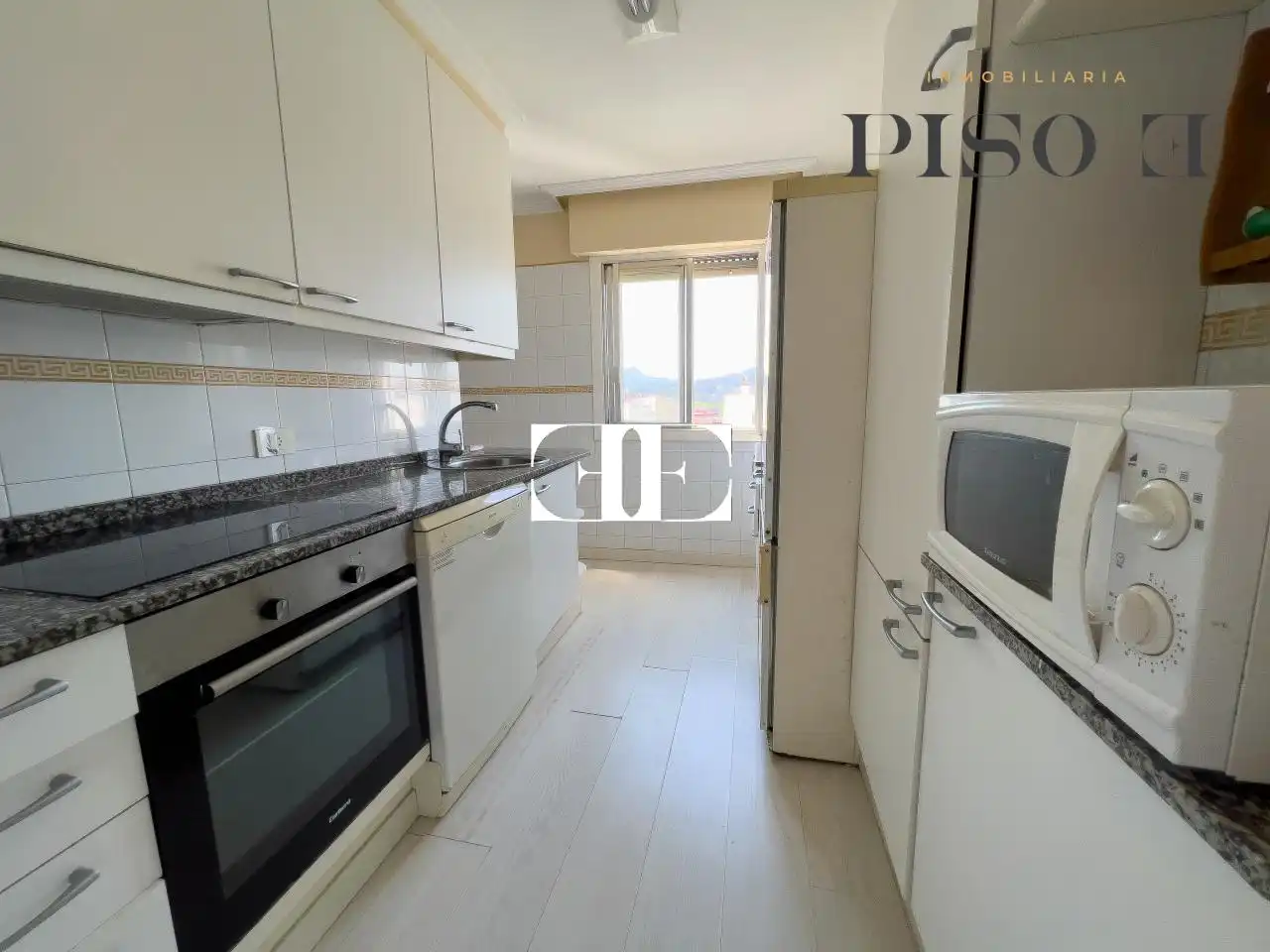 Cocina de Apartamento en venta en Vigo  con Calefacción y Trastero