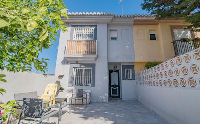Vista exterior de Casa o xalet en venda en Huétor Vega amb Aire condicionat, Terrassa i Balcó