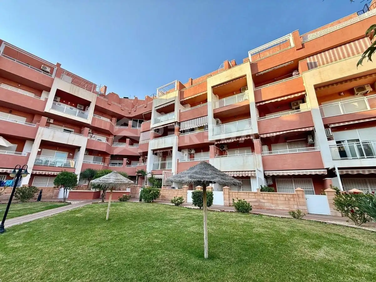 Vista exterior de Apartament en venda en Roquetas de Mar amb Piscina comunitària