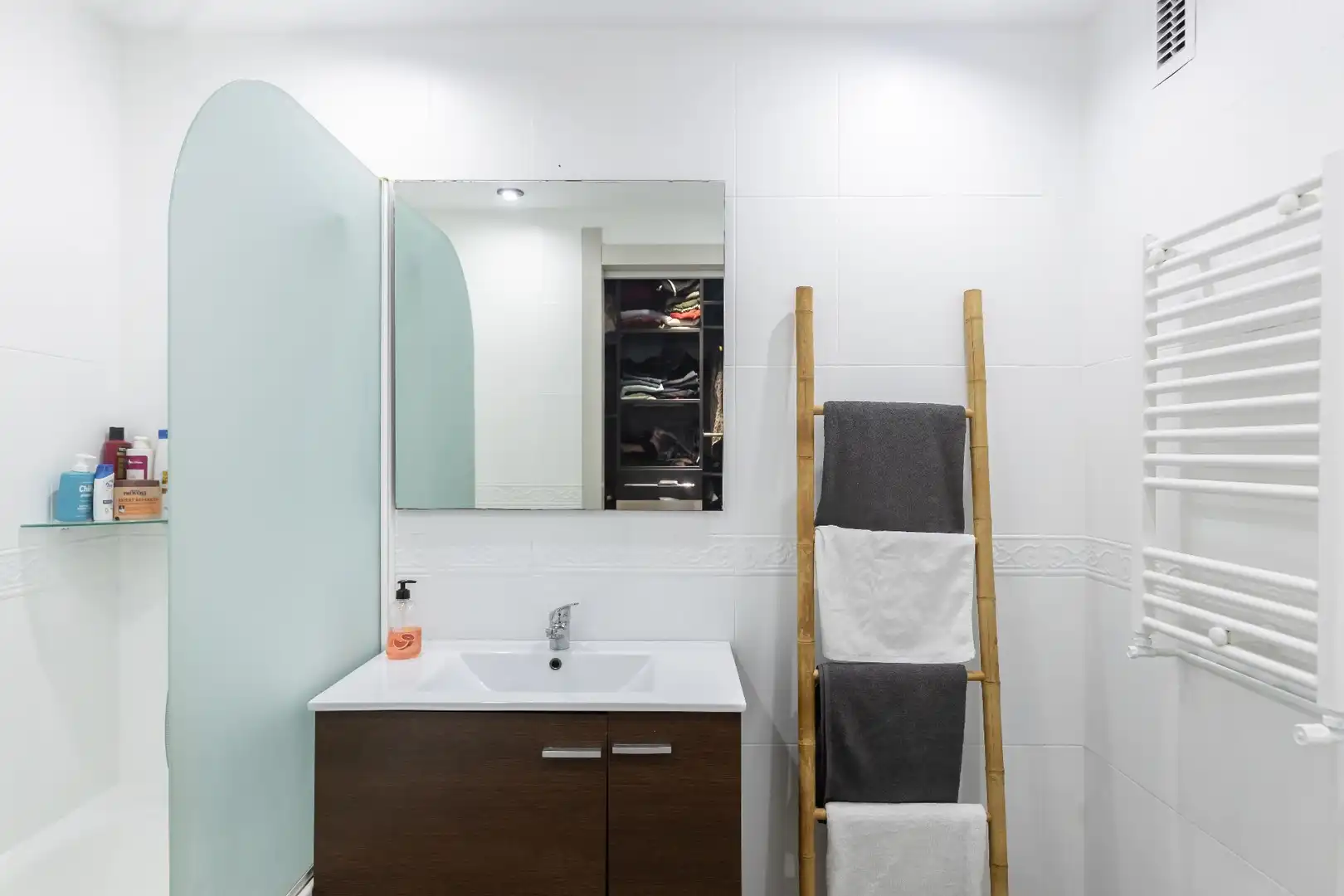 Bathroom of Flat for sale in Can Borrell