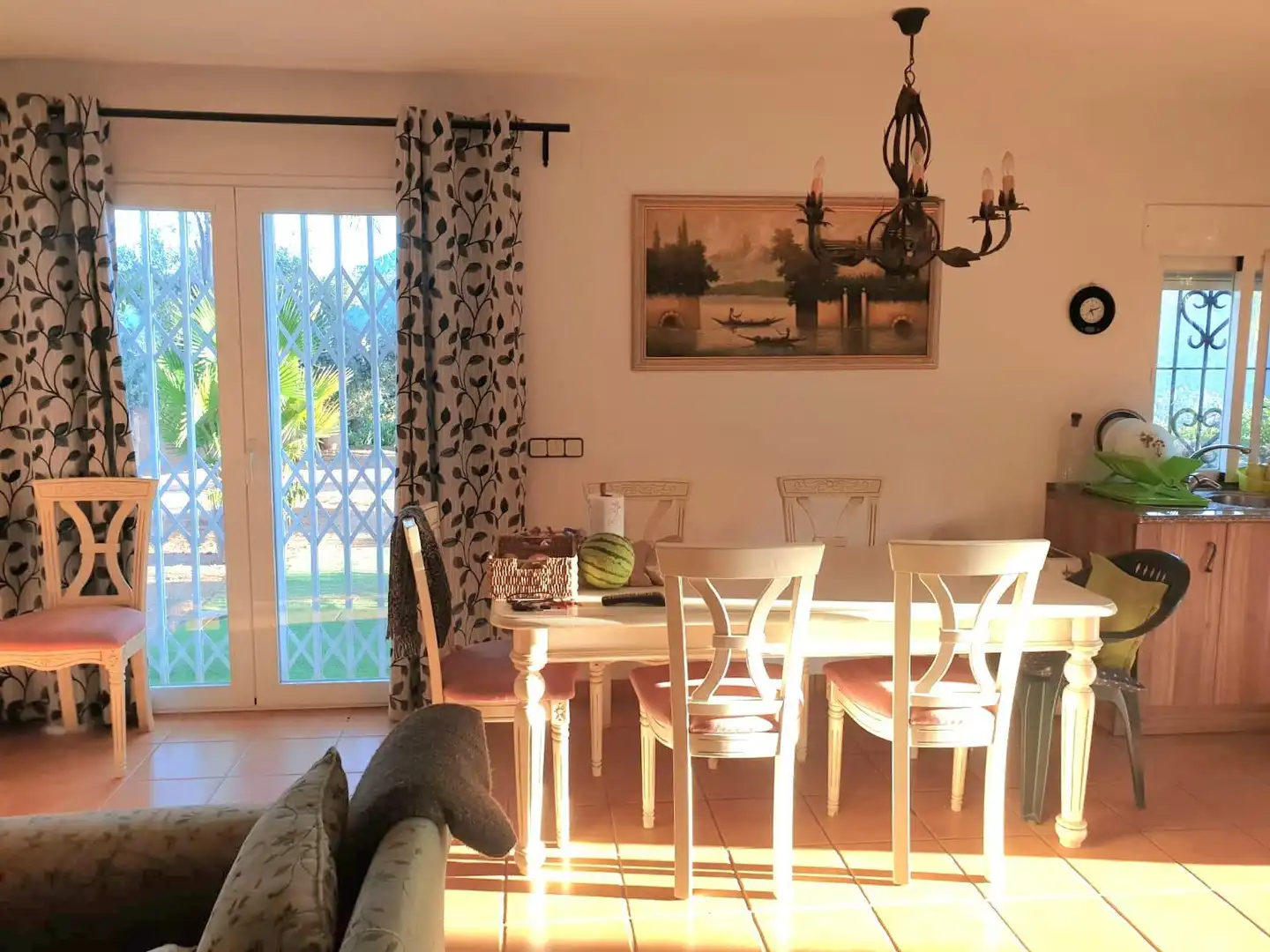 Menjador de Casa o xalet en venda en Guaro amb Aire condicionat, Jardí privat i Moblat