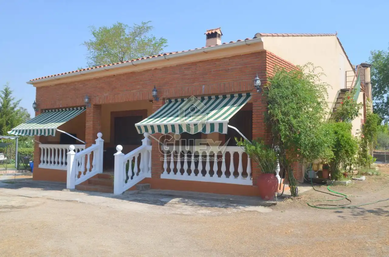 Vista exterior de Casa o chalet en venta en Arroyo de la Luz con Calefacción, Jardín privado y Amueblado
