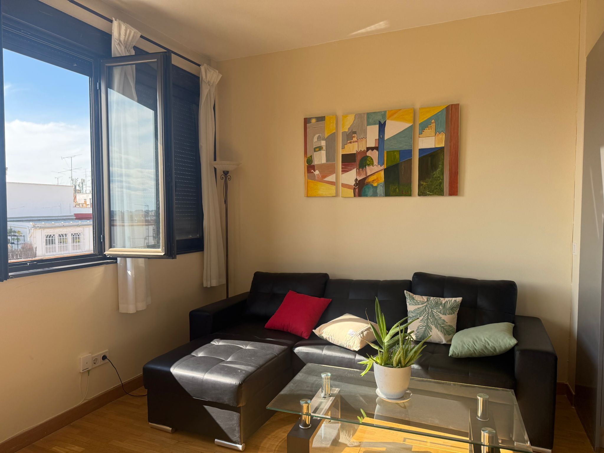Living room of Study to rent in  Madrid Capital  with Air Conditioner and Balcony