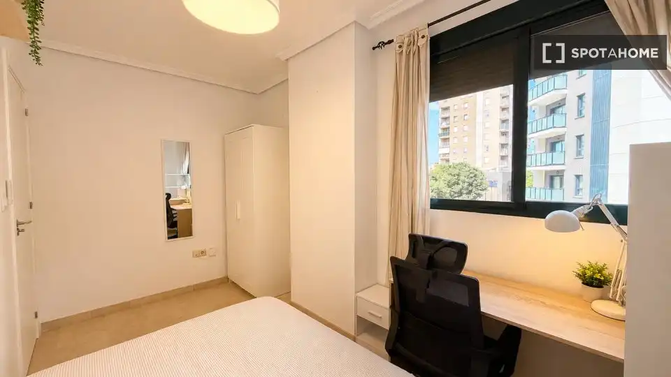 Bedroom of Flat for share in Valencia  with Air Conditioner, Heating and Furnished