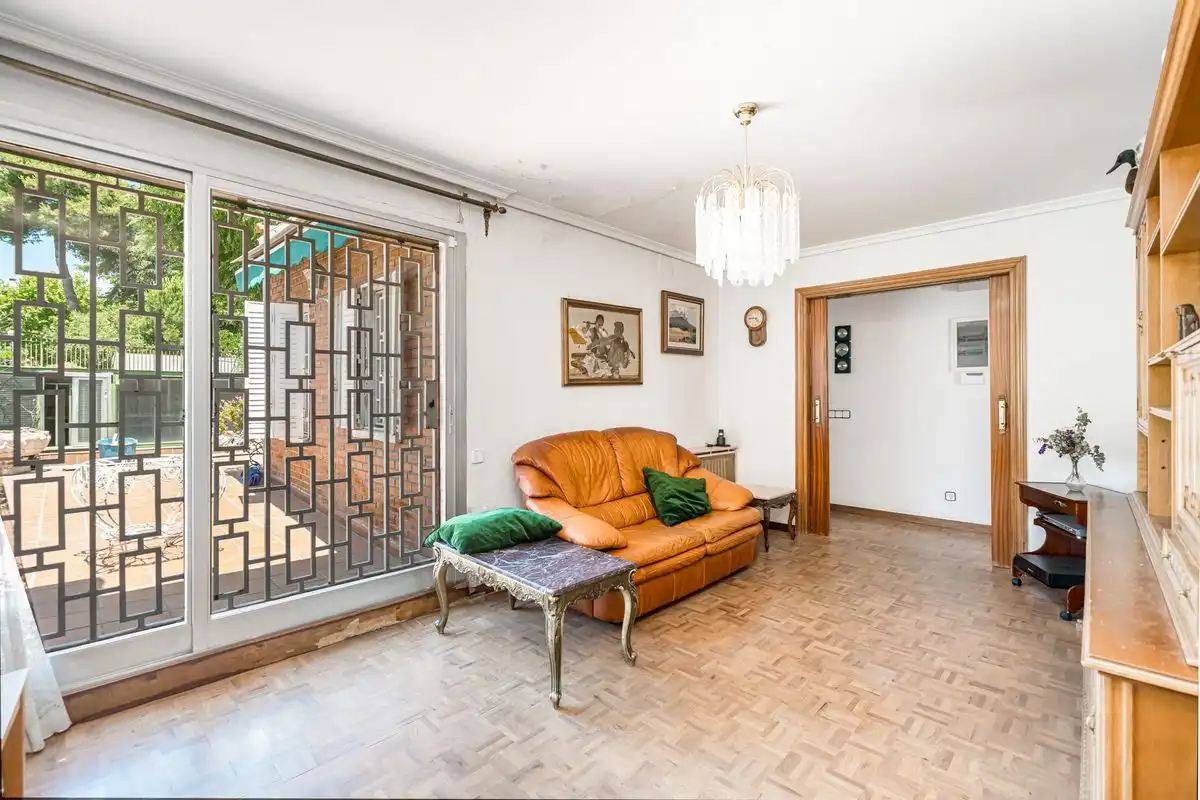 Sala d'estar de Casa o xalet en venda en Madrid amb Aire condicionat, Calefacció i Jardí privat
