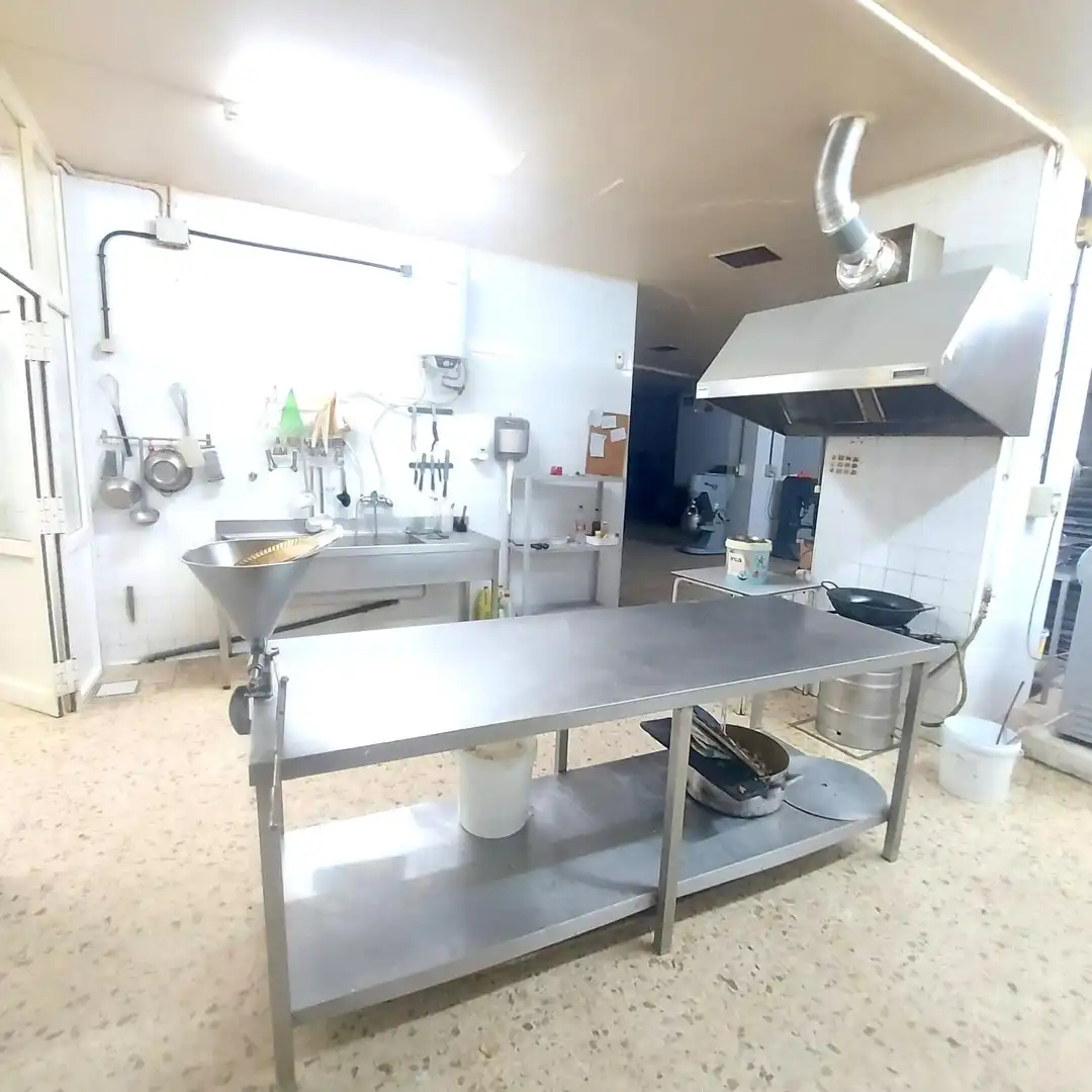 Cocina de Local en venta en Sevilla con Aire acondicionado