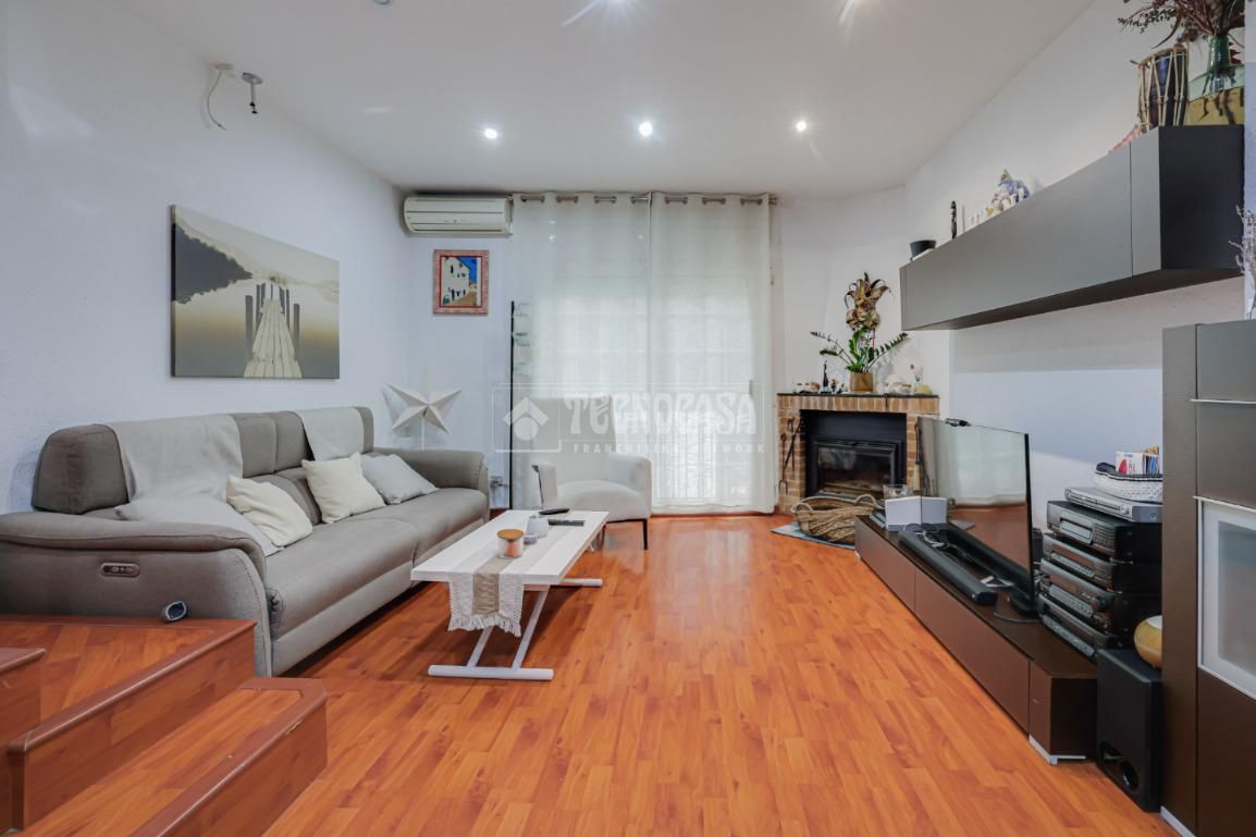Sala d'estar de Casa adosada en venda en Sant Boi de Llobregat amb Aire condicionat, Calefacció i Terrassa