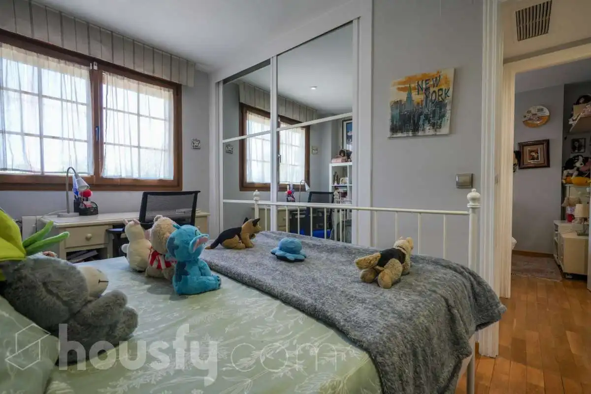 Habitación de Casa adosada en venta en Madrid con Aire acondicionado, Calefacción y Jardín privado