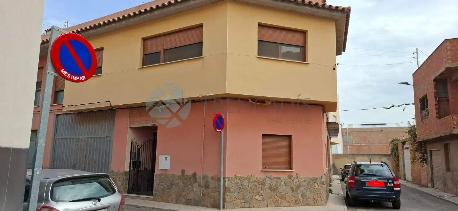 Casa aparellada en venda a Maestro Granados