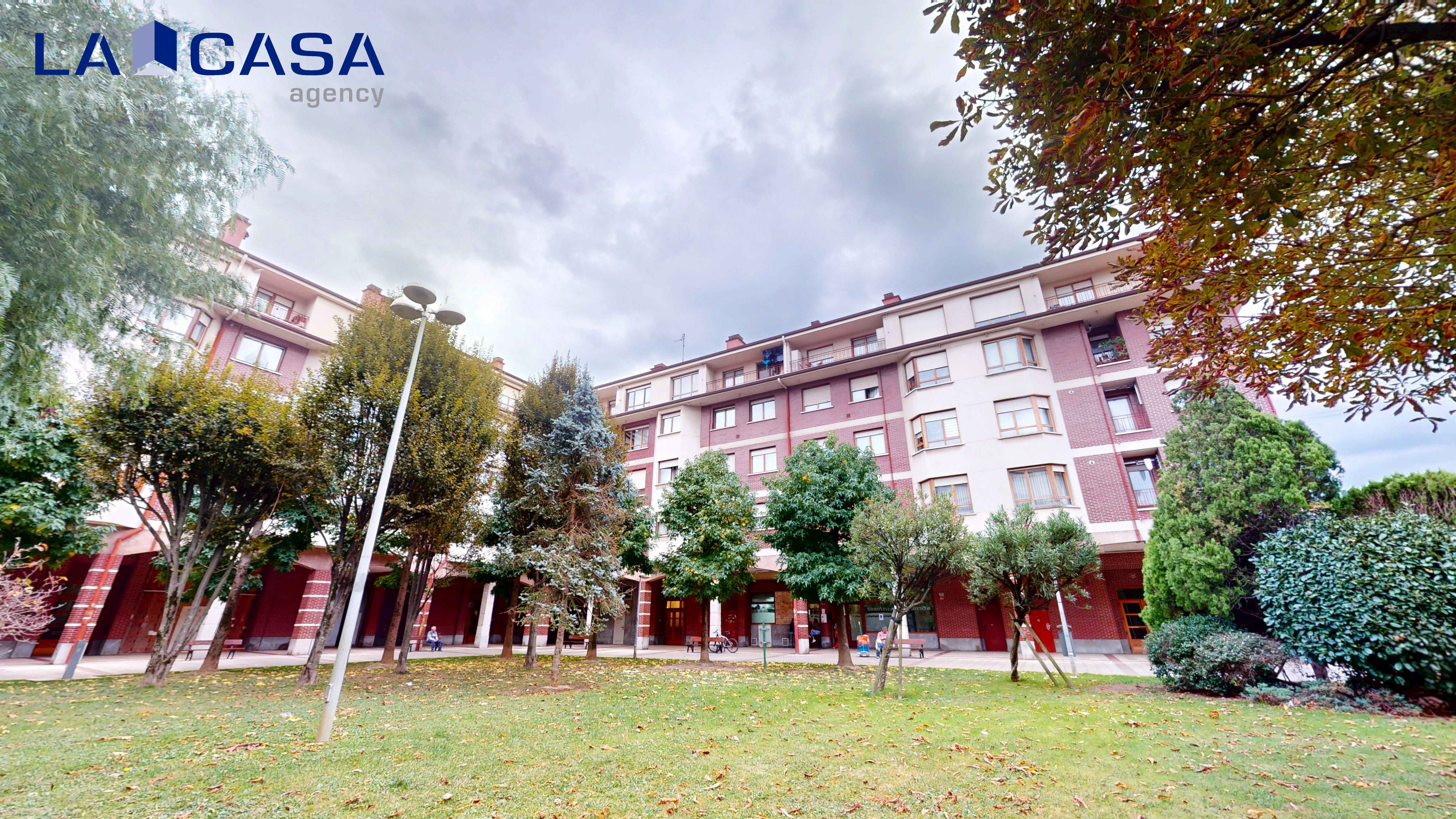 Vista exterior de Pis en venda en Barakaldo  amb Calefacció, Terrassa i Balcó