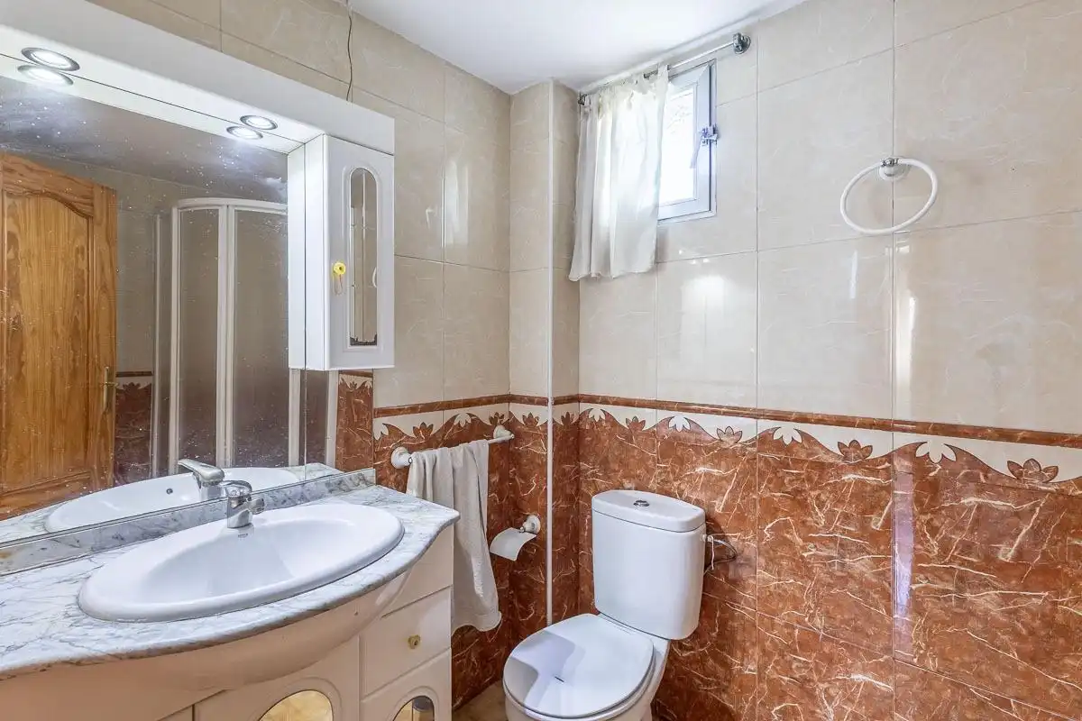 Bathroom of Flat for sale in Granada  with Air Conditioner and Heating