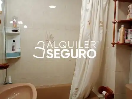Baño de Piso de alquiler en Culleredo con Calefacción, Terraza y Trastero