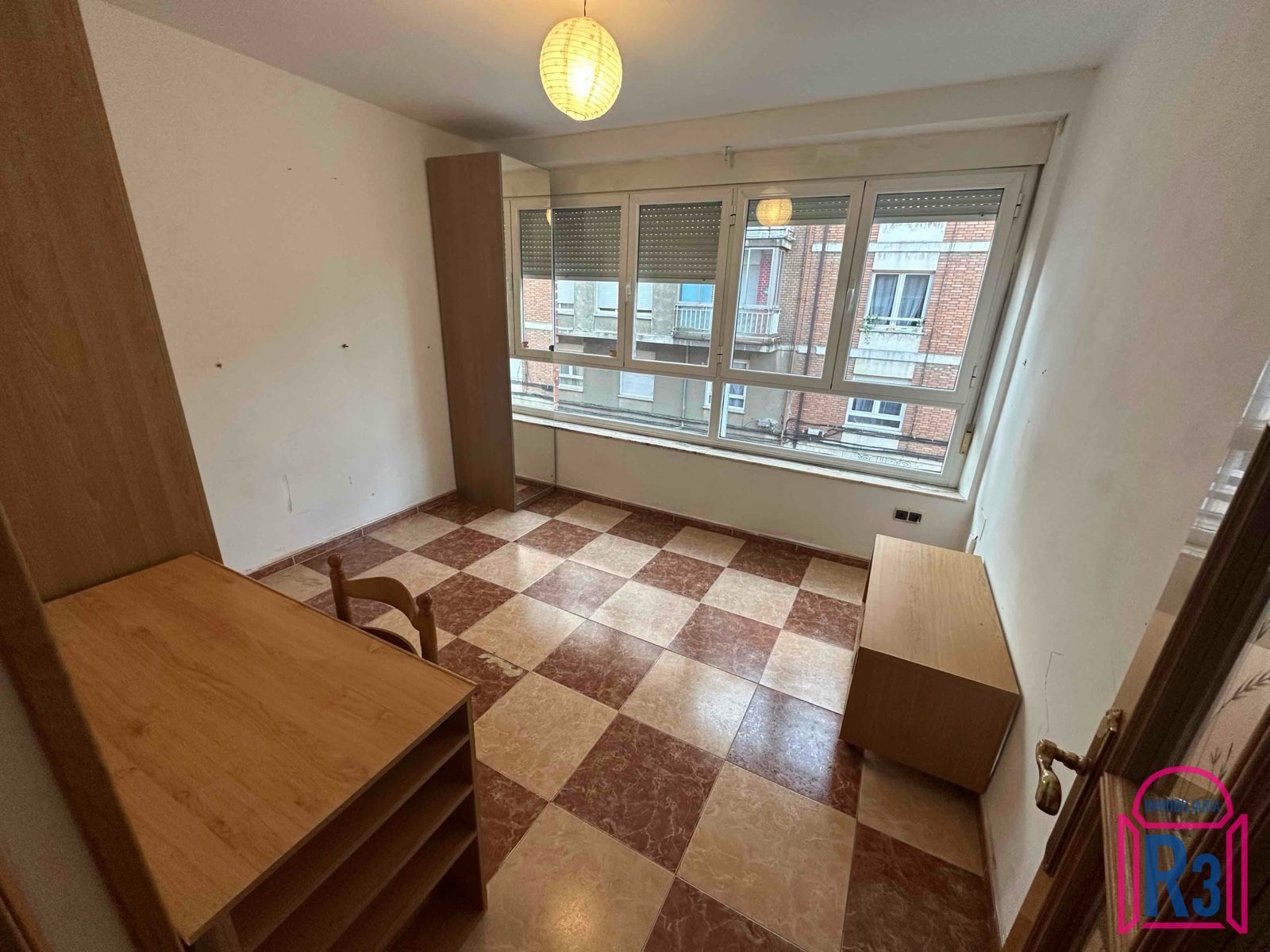 Vista exterior de Apartament en venda en León Capital  amb Calefacció, Traster i Moblat