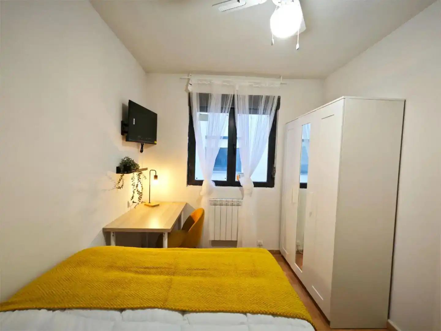 Bedroom of Flat for share in León Capital   with Storage room and Furnished