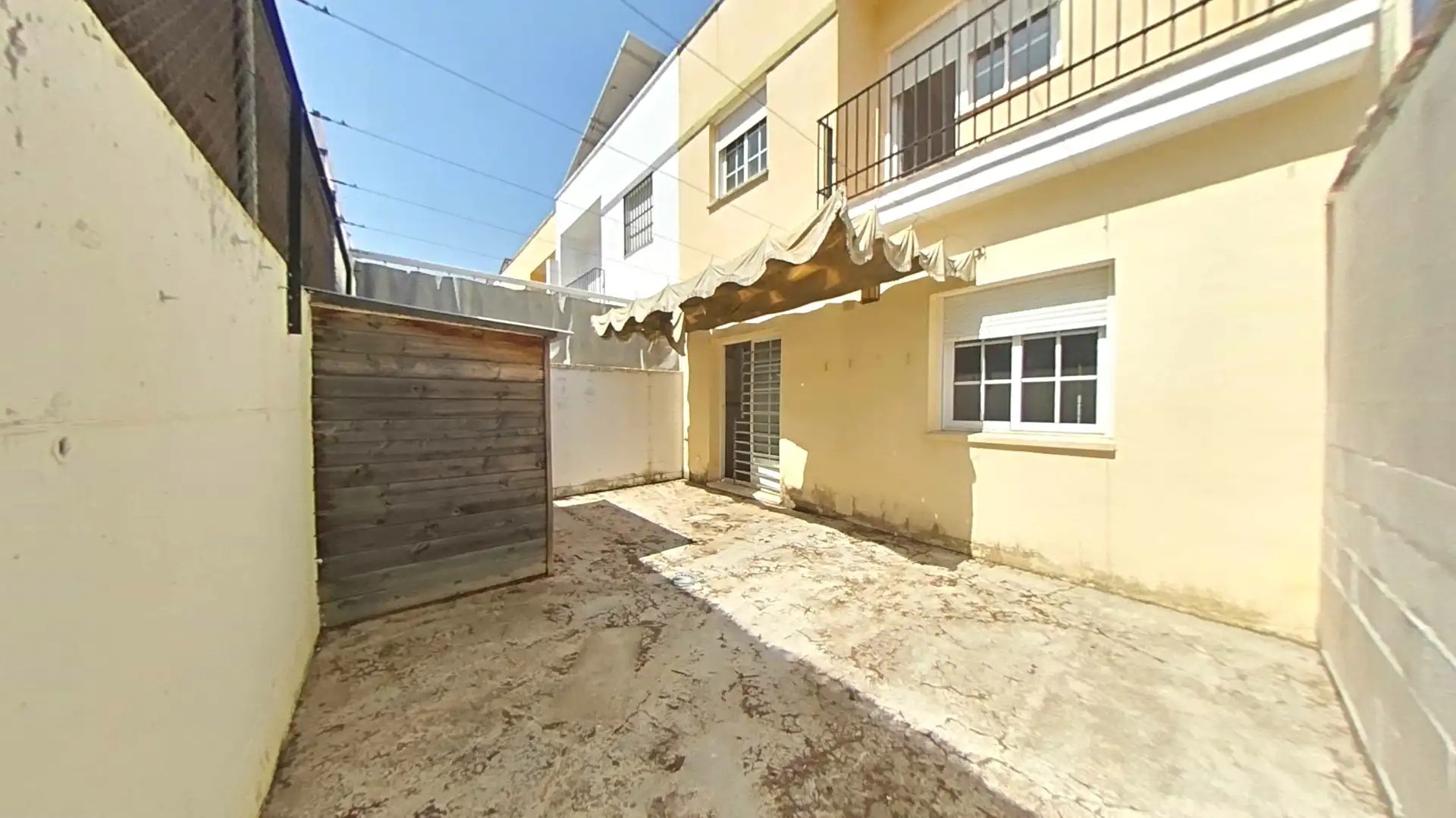 Vista exterior de Casa adosada en venda en Gerena amb Traster i Balcó