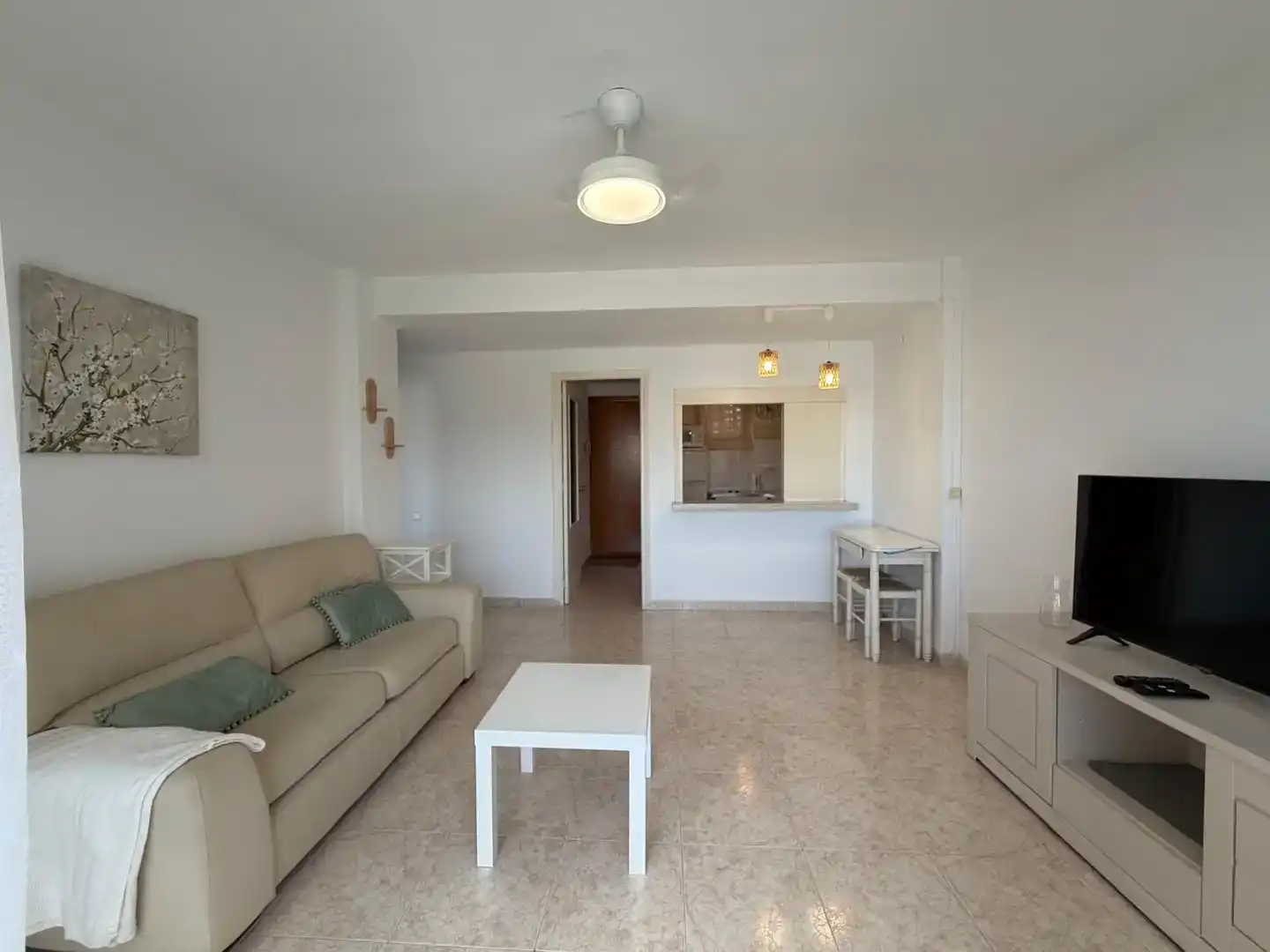 Sala d'estar de Pis de lloguer en Torremolinos amb Jardí privat, Piscina i Moblat
