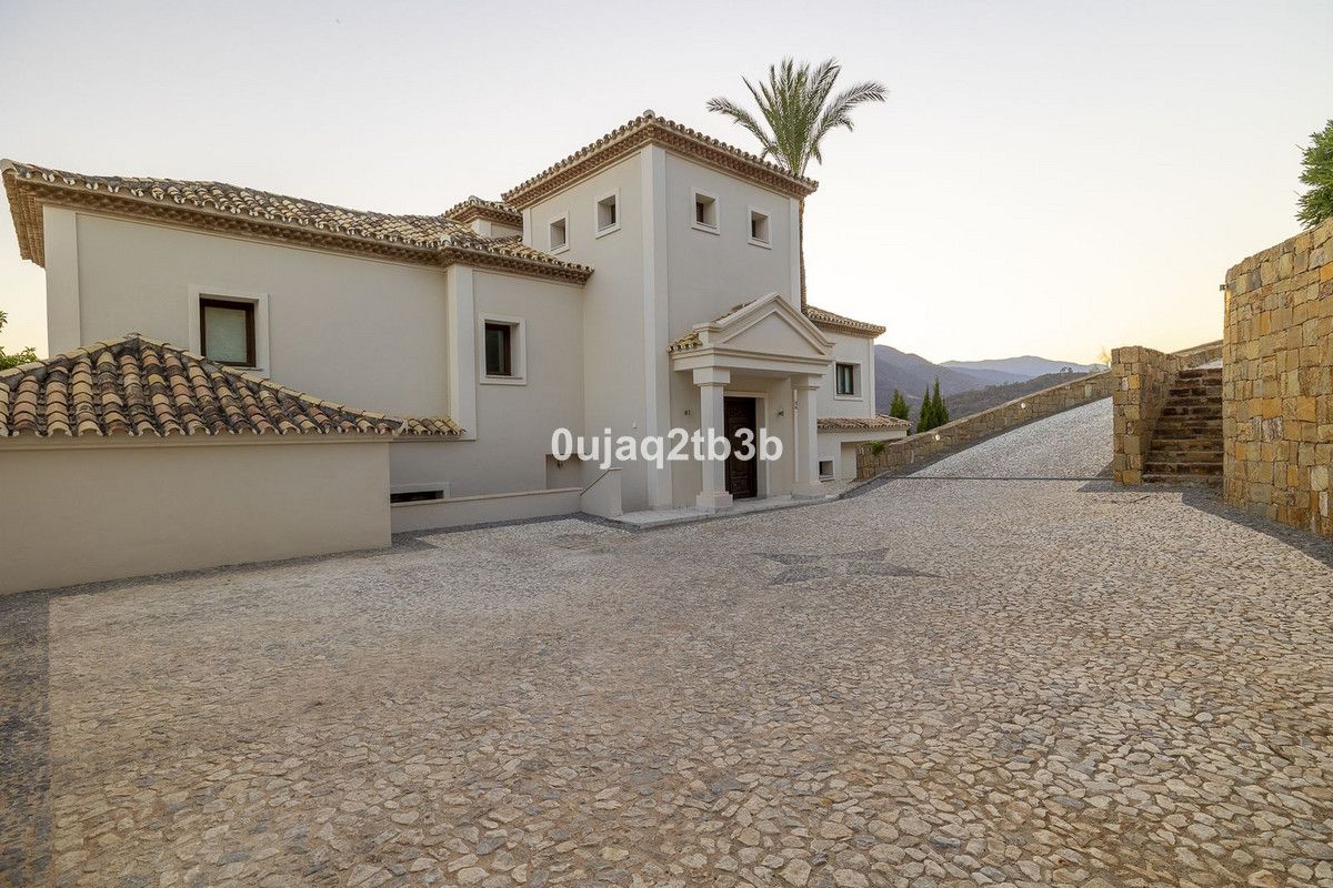 Vista exterior de Casa o xalet en venda en Benahavís amb Aire condicionat, Jardí privat i Terrassa