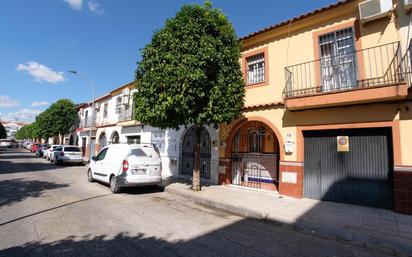 Vista exterior de Casa adosada en venda en La Rinconada amb Aire condicionat, Terrassa i Balcó