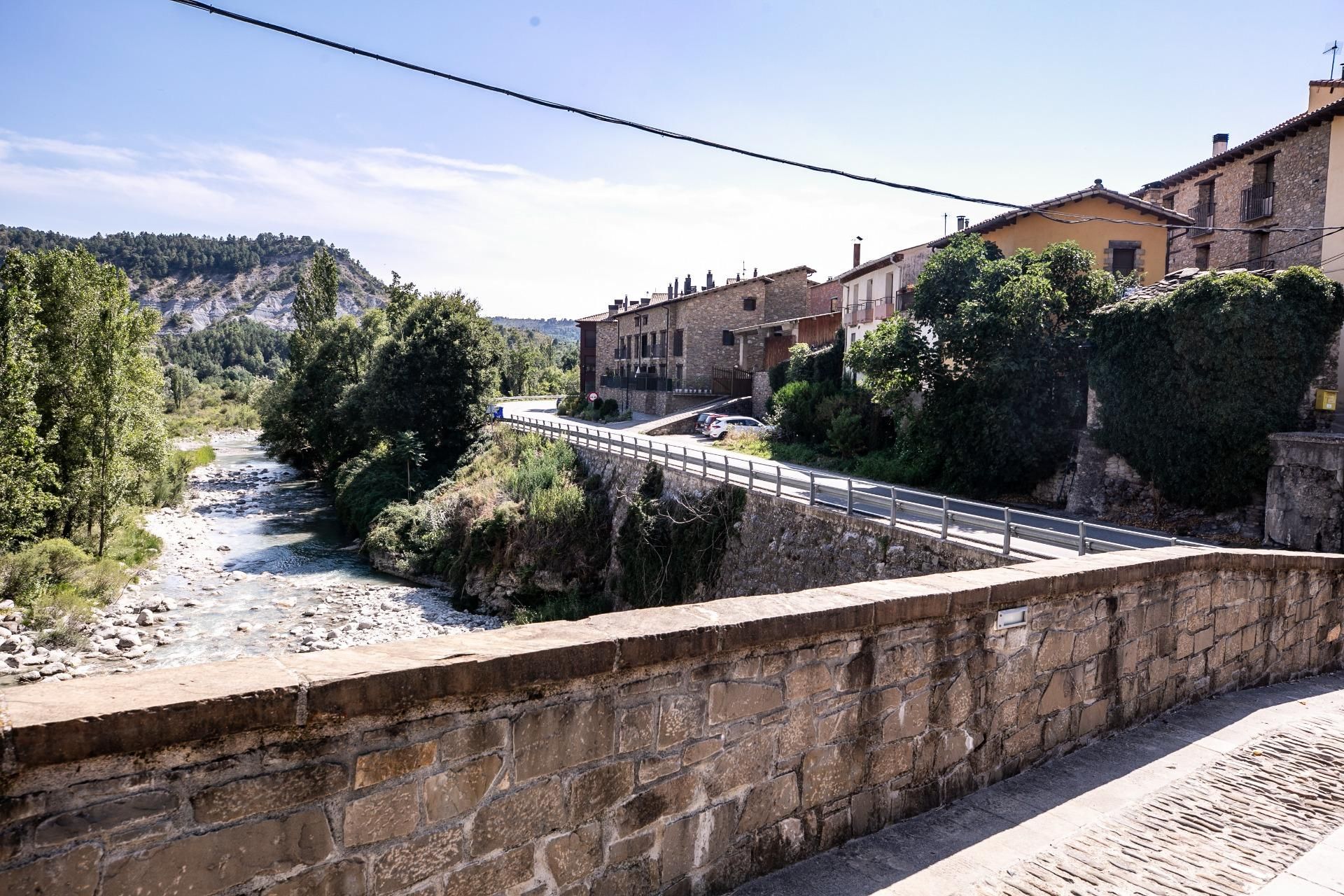 Vista exterior de Pis en venda en Isábena amb Terrassa i Balcó