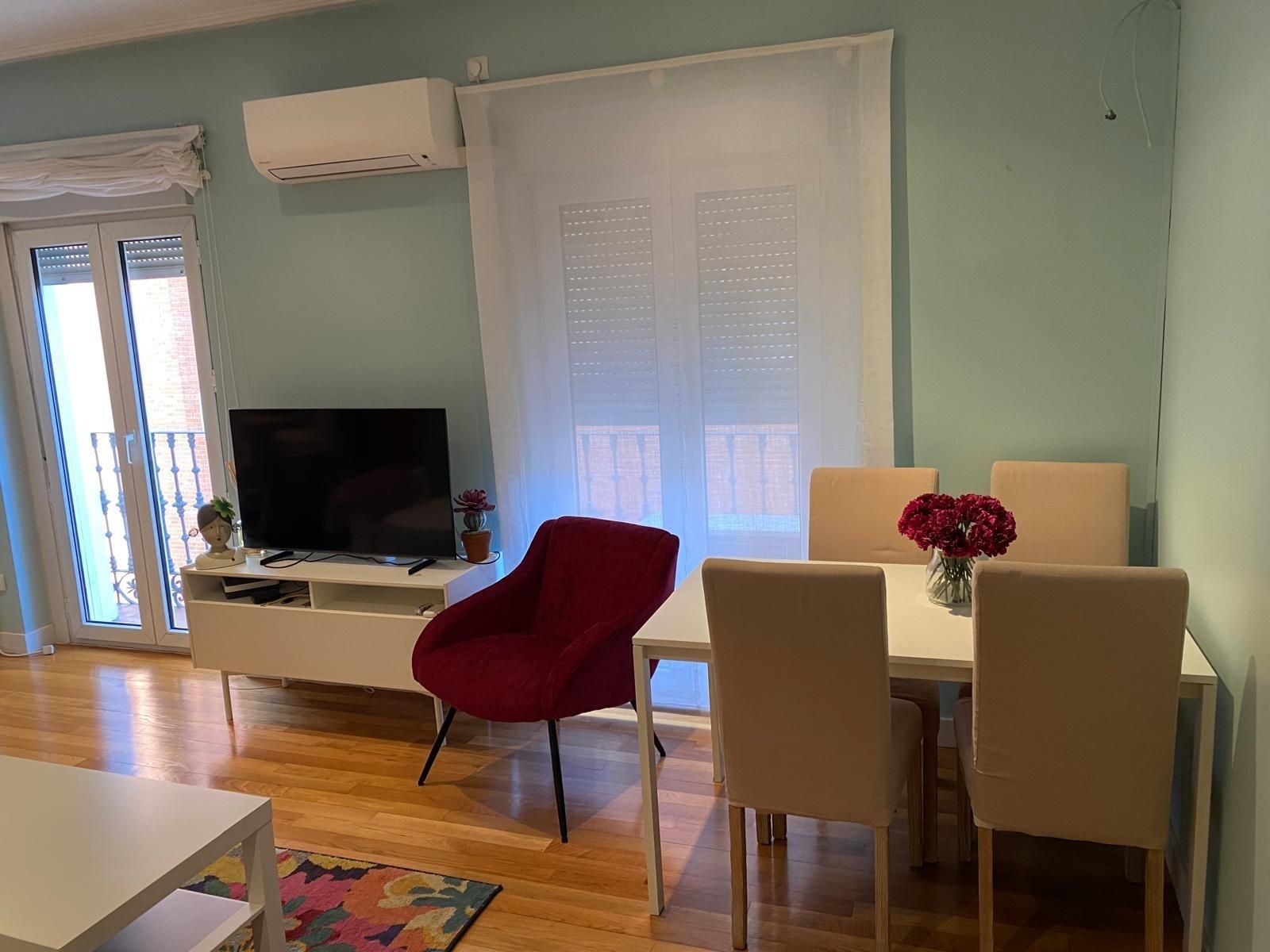 Menjador de Apartament de lloguer en  Madrid Capital amb Aire condicionat i Balcó