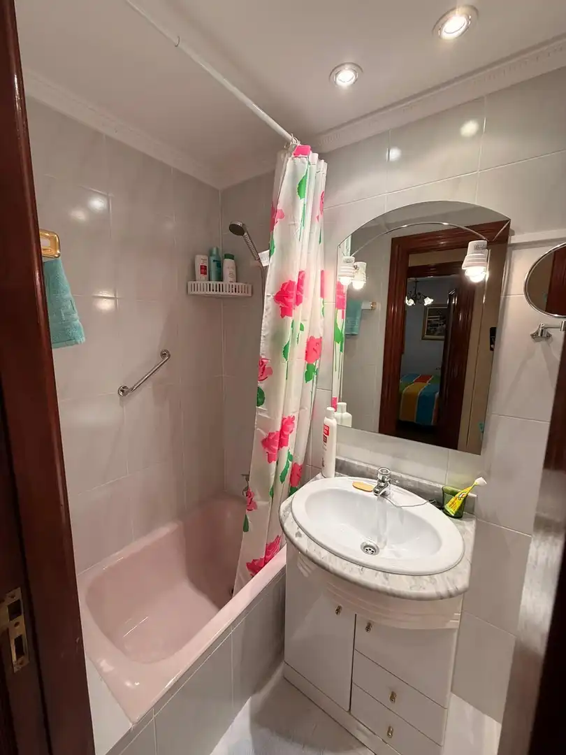 Baño de Apartamento de alquiler en Laredo con Calefacción, Terraza y Amueblado