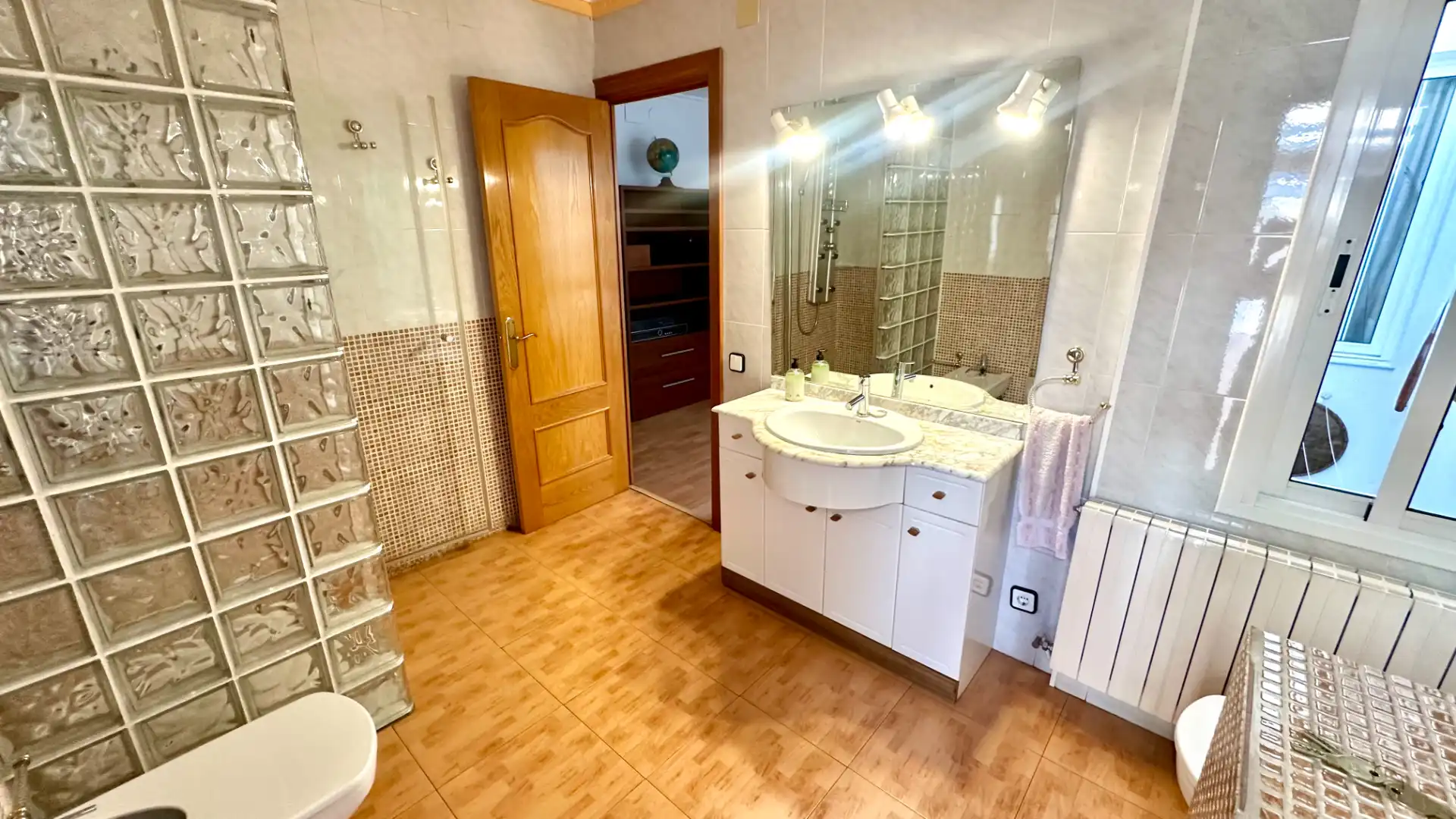 Baño de Casa adosada en venta en Ripollet con Aire acondicionado, Calefacción y Terraza