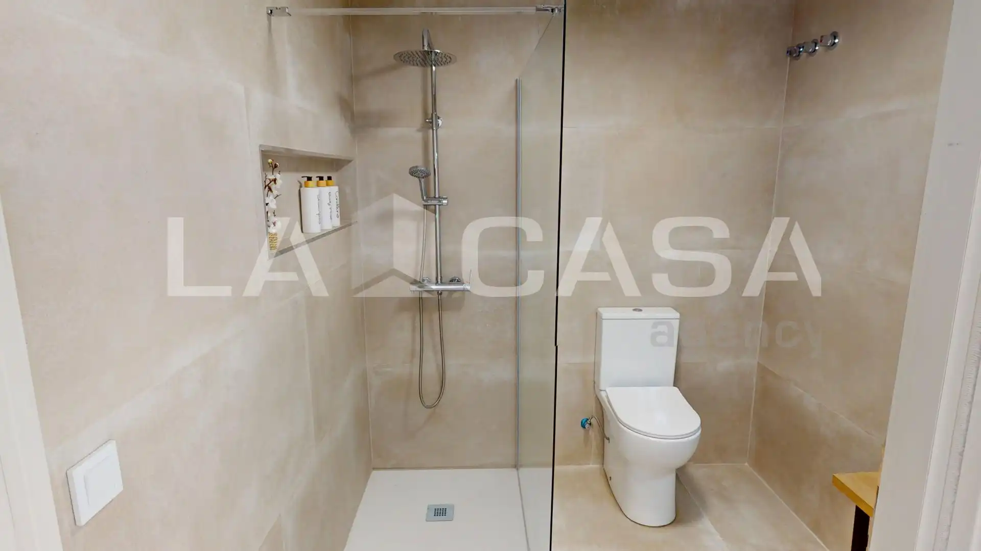 Badezimmer von Erdgeschoss zum Verkauf in Valencia mit Klimaanlage, Heizung und Möbliert