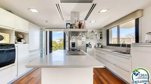 Casa unifamiliar exclusiva con ascensor, jardín y múltiples espacios independientes en Llançà, imatge 5