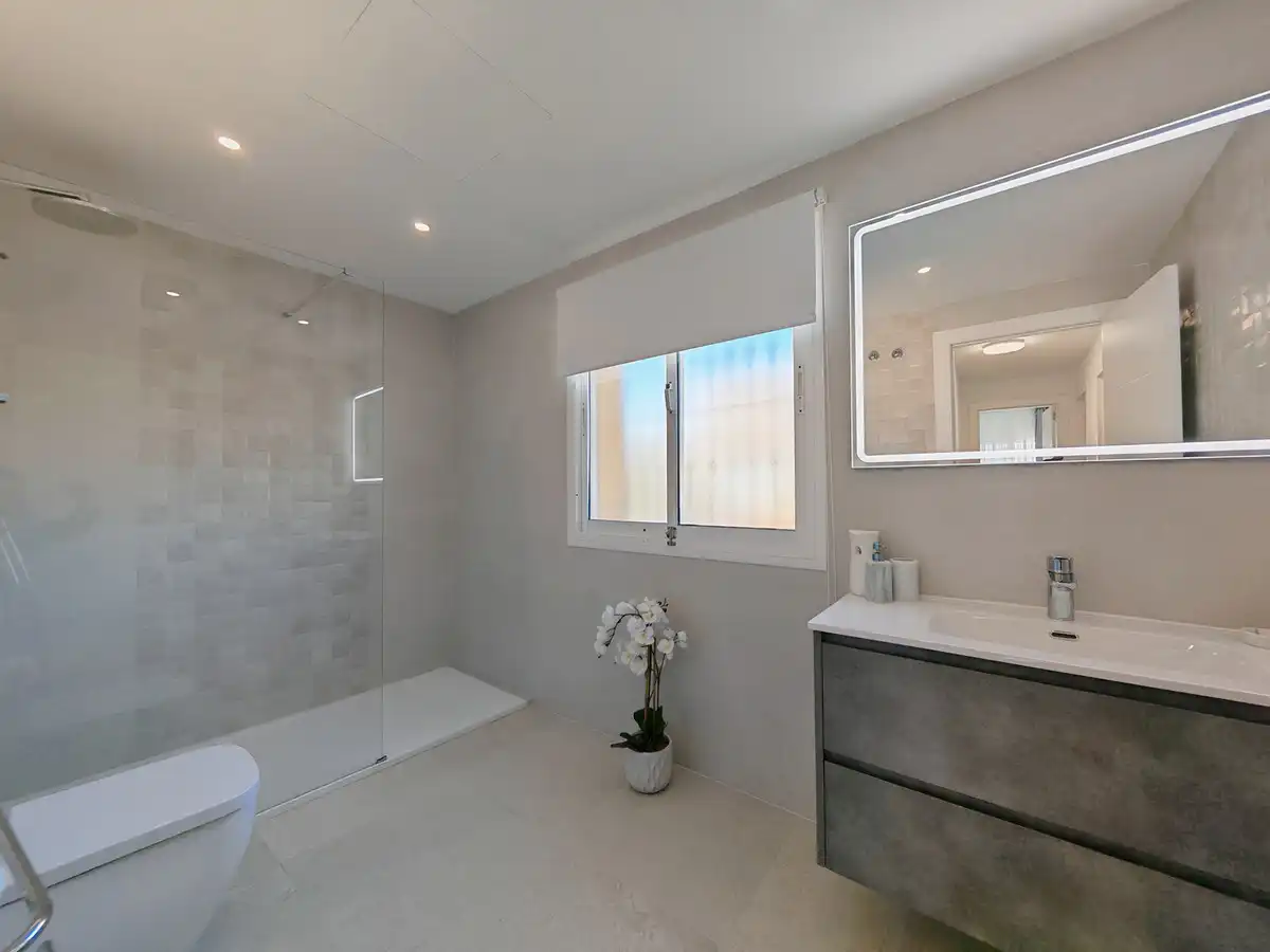 Badezimmer von Einfamilien-Reihenhaus zum Verkauf in Mijas mit Klimaanlage, Heizung und Privatgarten