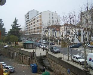 Vista exterior de Pis en venda en Plasencia amb Jardí privat i Parquet