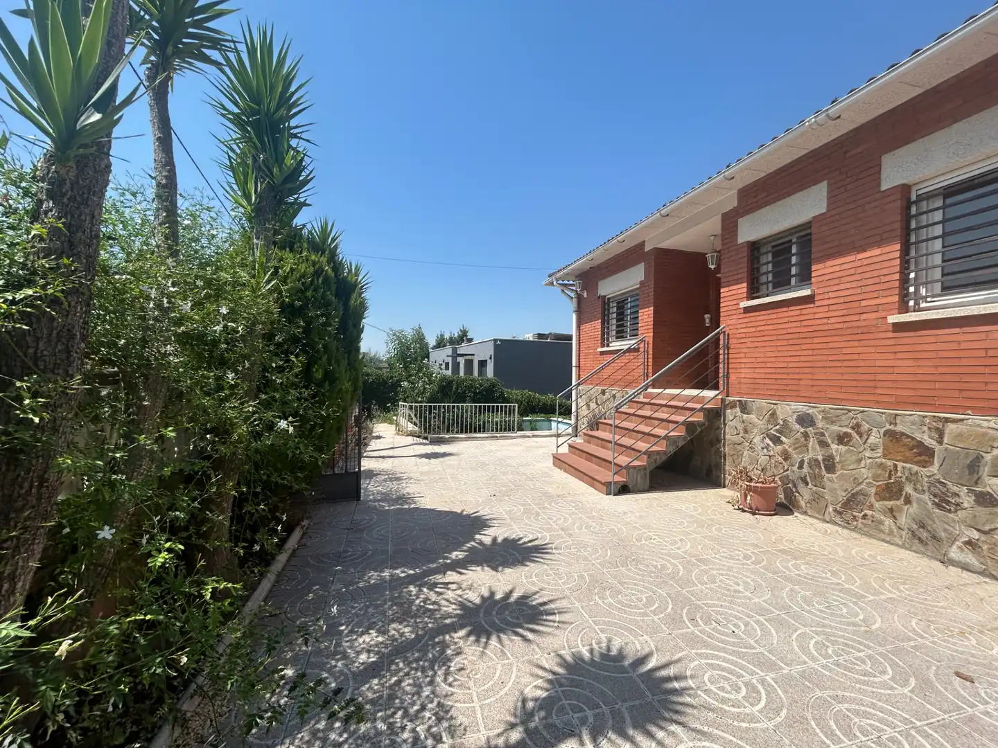 Vista exterior de Casa o xalet en venda en Lliçà d'Amunt amb Jardí privat, Piscina i Balcó