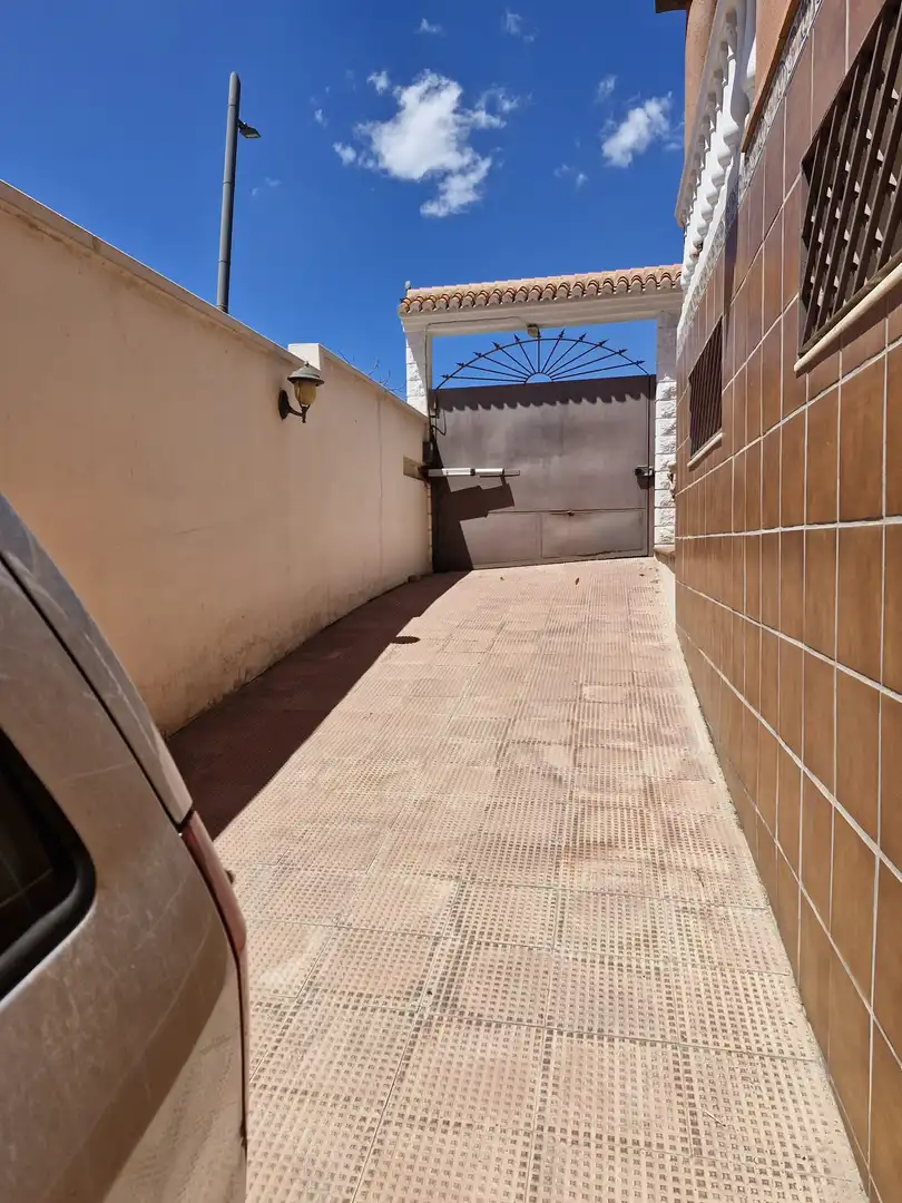 Außenansicht von Haus oder Chalet zum Verkauf in Motril mit Privatgarten und Terrasse