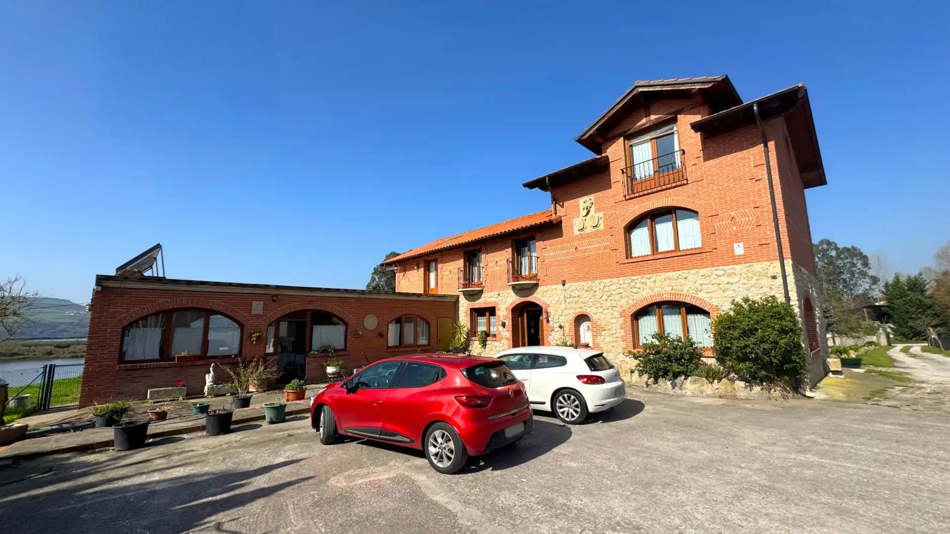 Vista exterior de Casa o chalet en venta en Miengo con Jardín privado y Amueblado